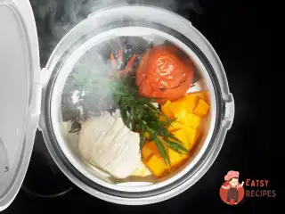 Свиняча корейка з диким рисом, гарбузом, помідорами та естрагоном.