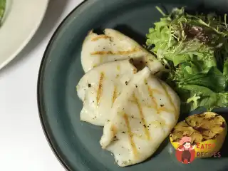 Кальмар на грилі з часниковою олією, чері та салатом