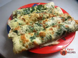 Яєчні млинці з помідорами, зеленню, часником та докторською ковбасою