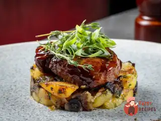 Медальйони з яловичини з картоплею та грибами