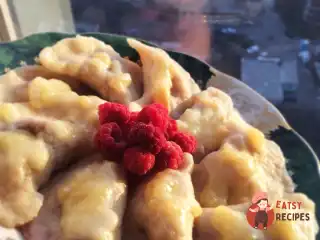 Вареники з малиновою начинкою