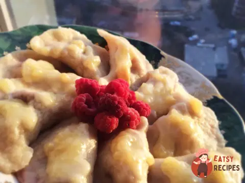 Вареники з малиновою начинкою