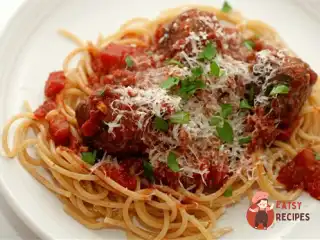 М'ясні кульки зі спагетті в томатному соусі