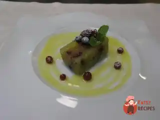 Терін із груші з червоними ягодами під апельсиновим соусом