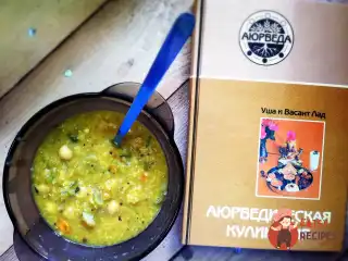 Поживний суп із червоної сочевиці та нуту