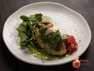 Баклажан із сиром з кеш'ю та томатною сальсою