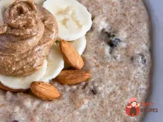 Каша з полби з родзинками та мигдальною пастою