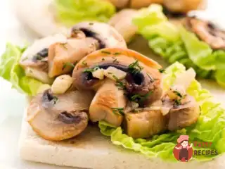 Теплий салат з грибами та ескаріолем