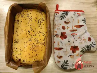 Заливний пиріг із цибулею та яйцем