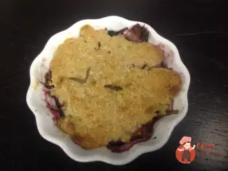 Персиково-чорничний порційний крамбл