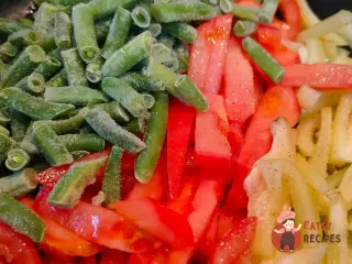 Крок 7: Фунчоза із зеленою квасолею, солодким перцем та помідорами