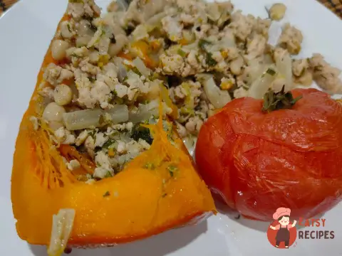 Гарбуз, запечений з фаршем, квасолею та пекінською капустою