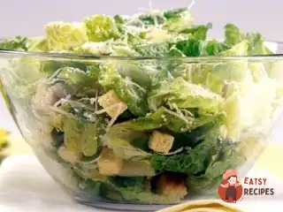Ніжний салат «Цезар» із сухариками, часником та куркою