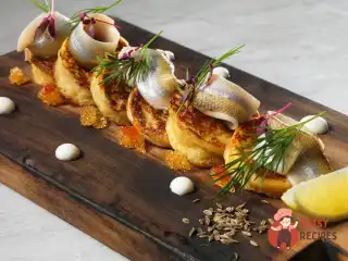 Картопляні млинці з маринованою корюшкою