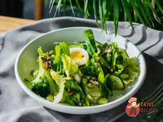 Боул з кіноа та яйцем