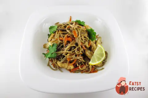 Гречана локшина з грибами шиїтаке та куркою