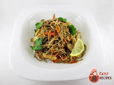 Гречана локшина з грибами шиїтаке та куркою