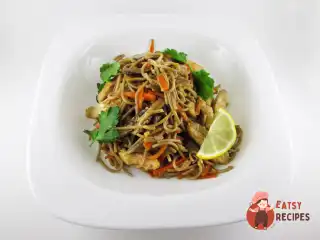 Гречана локшина з грибами шиїтаке та куркою