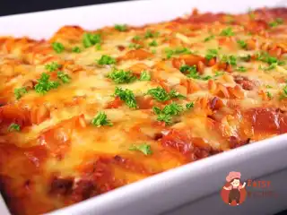 Лазання з феттучині, фрикадельками, томатами та сиром