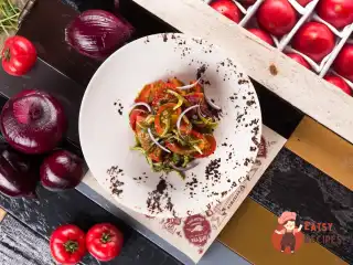 Помідори з кримською цибулею