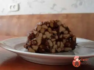 Шоколадна ковбаска з печивом та арахісом