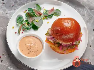 Бургер з курчам та сиром