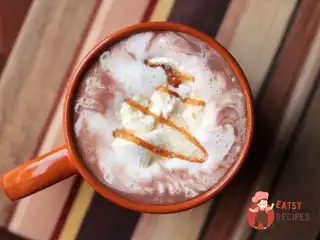 Гарячий шоколад з карамеллю та морською сіллю