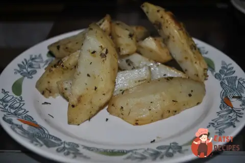 Картопля по-сільськи з італійськими травами