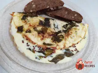 Омлет із зеленим щавлем і насінням льону