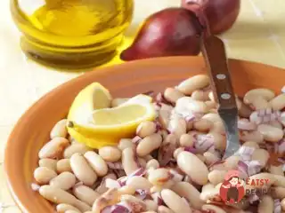 Італійський салат з білої квасолі та червоної цибулі.
