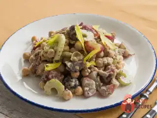 Салат з нутом та виноградом