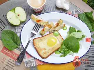 Яєчня з курчам у хлібі від Chicken Run