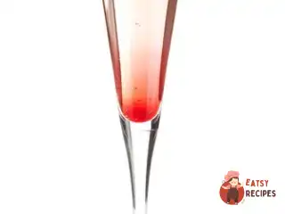 Новорічний полуничний коктейль із шампанським