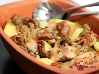 Кролик з грибами в горщику