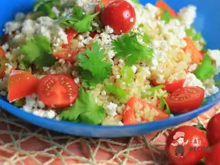 Салат з булгуру з овочами та фетою