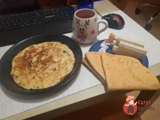Омлет із сиром та білим хлібом