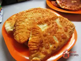 Чебуреки з дріжджовим тестом