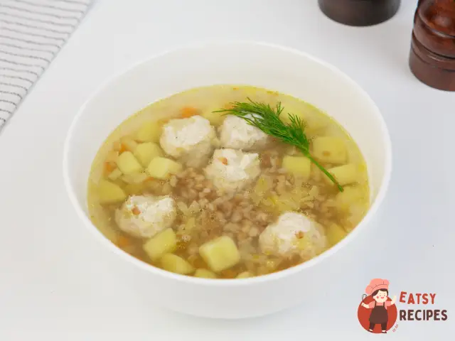 Гречаний суп з фрикадельками