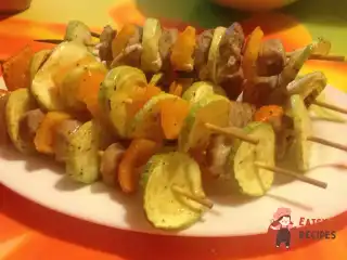 Курячі шашлички на шпажках з овочами