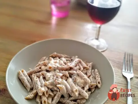 Паста з вершковим соусом із морепродуктів