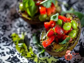 Смажене на грилі авокадо з едамаме та томатами