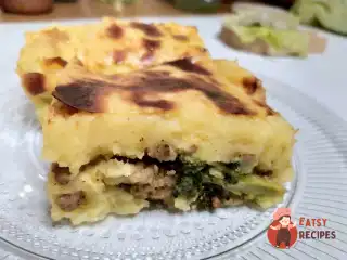 Картопляна запіканка з фаршем та броколі
