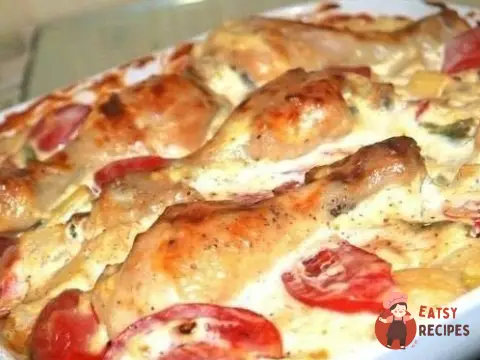 Курячі гомілки з овочами в сметанному соусі