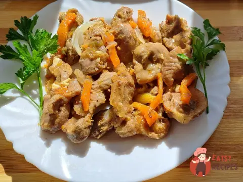 Курячі шлунки тушковані з цибулею та морквою