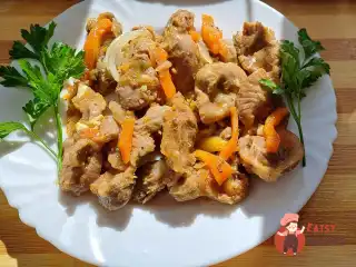 Курячі шлунки тушковані з цибулею та морквою