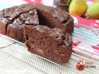 Шоколадний кекс на гречаному борошні зі шматочками груші