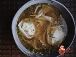 Курячий суп з пельменями та локшиною