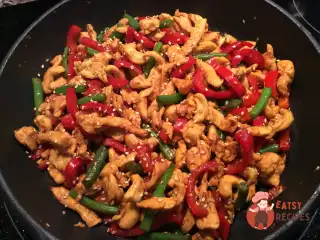 Курка з імбиром та кешью