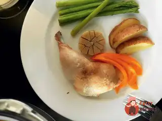 Курка з томленим часником, картоплею, зеленою спаржею та перцем