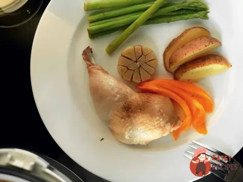 Курка з томленим часником, картоплею, зеленою спаржею та перцем